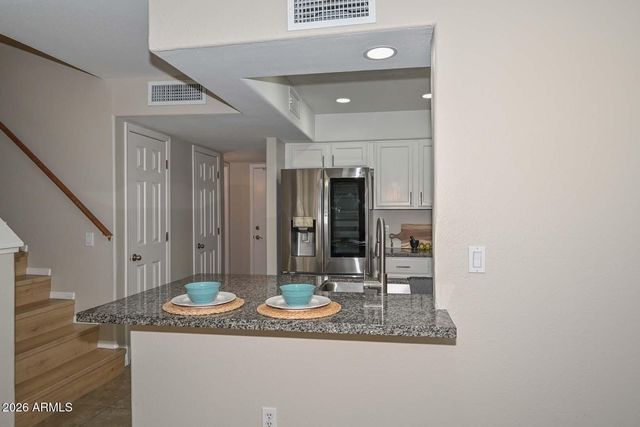 4805 E KACHINA Trail 10, Phoenix, AZ 85044