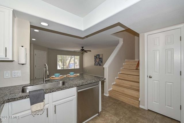 4805 E KACHINA Trail 10, Phoenix, AZ 85044