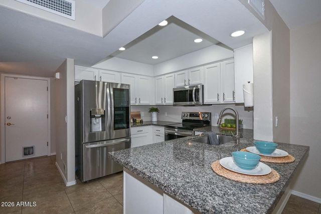 4805 E KACHINA Trail 10, Phoenix, AZ 85044