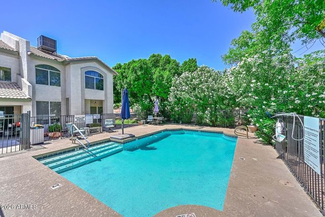 4805 E KACHINA Trail 10, Phoenix, AZ 85044