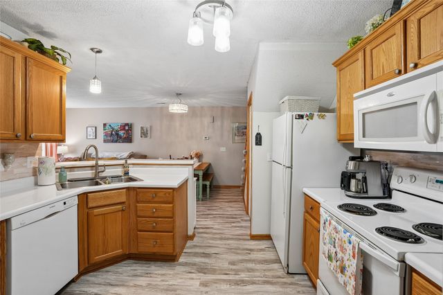 811 Burr Oaks Drive 403, West Des Moines, IA 50266