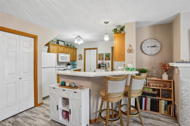 811 Burr Oaks Drive 403, West Des Moines, IA 50266