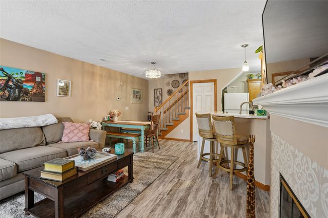811 Burr Oaks Drive 403, West Des Moines, IA 50266