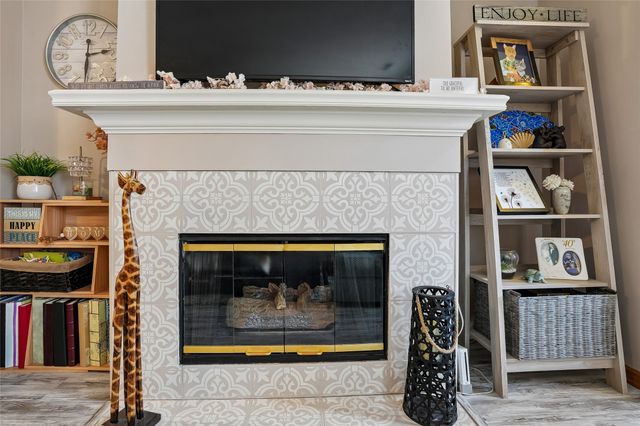 811 Burr Oaks Drive 403, West Des Moines, IA 50266