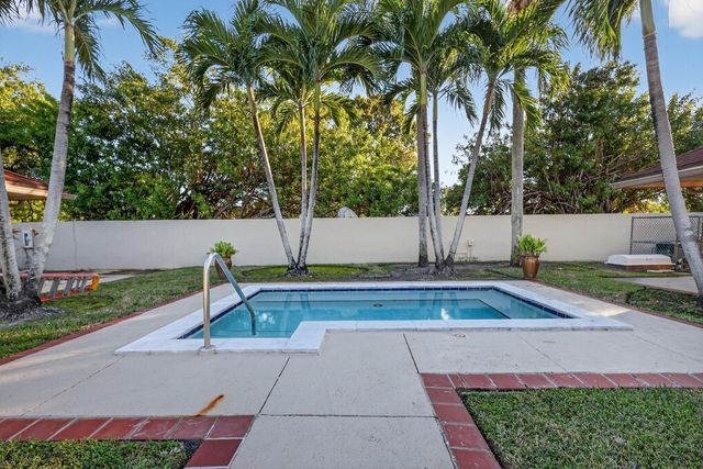 18840 NW 57th Avenue 302, Hialeah, FL 33015