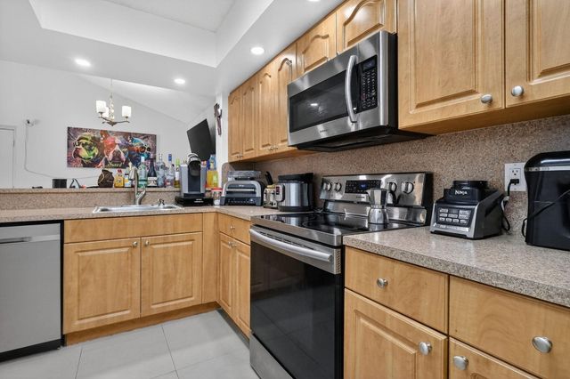 18840 NW 57th Avenue 302, Hialeah, FL 33015