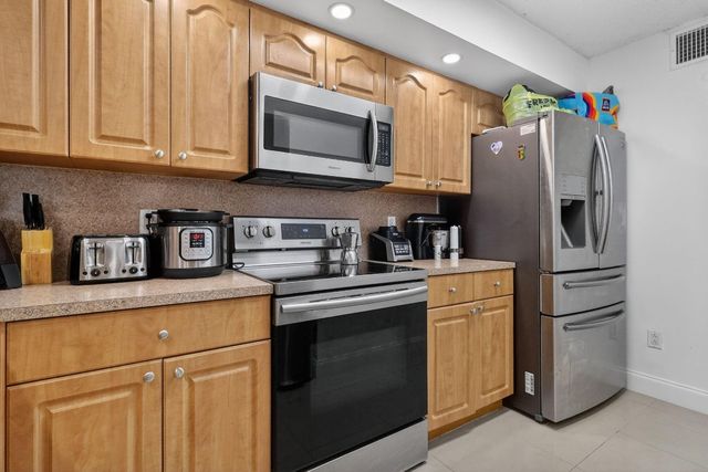 18840 NW 57th Avenue 302, Hialeah, FL 33015