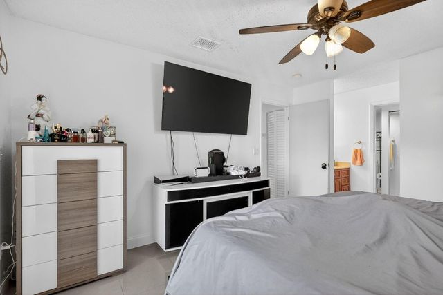 18840 NW 57th Avenue 302, Hialeah, FL 33015