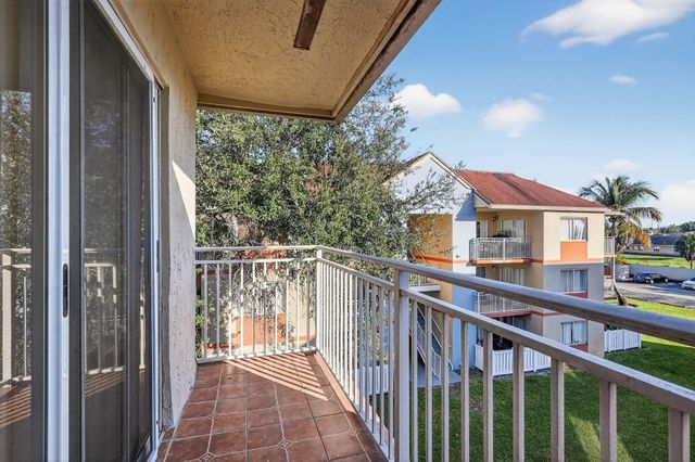 18840 NW 57th Avenue 302, Hialeah, FL 33015