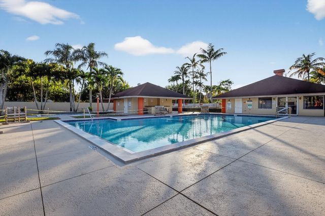 18840 NW 57th Avenue 302, Hialeah, FL 33015