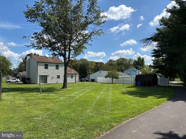 5 WOODCREST DR, Eastampton, NJ 08060