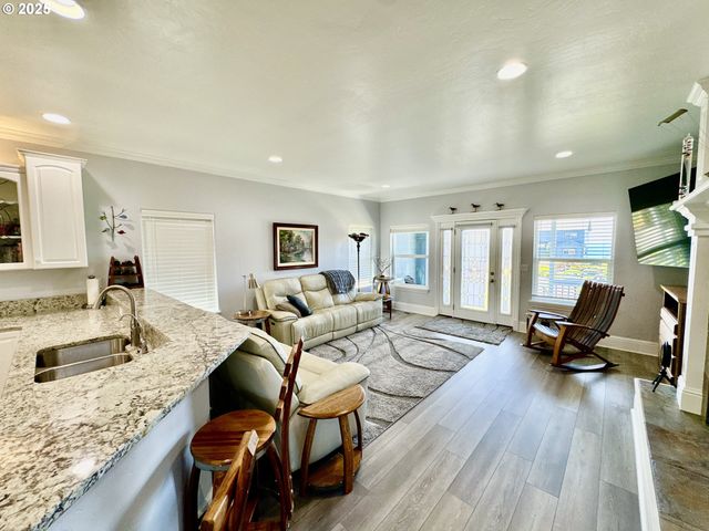 842 CHETCO POINT Ter, Brookings, OR 97415