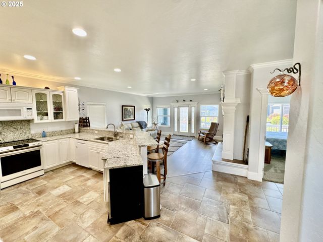 842 CHETCO POINT Ter, Brookings, OR 97415