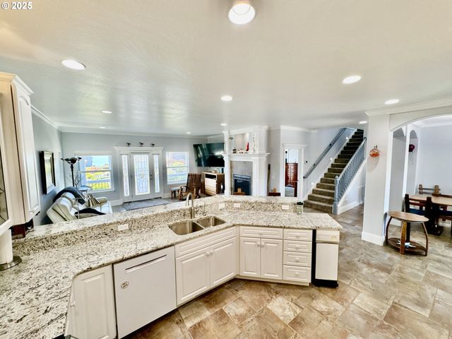 842 CHETCO POINT Ter, Brookings, OR 97415