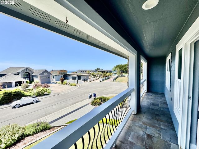 842 CHETCO POINT Ter, Brookings, OR 97415