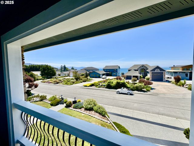 842 CHETCO POINT Ter, Brookings, OR 97415