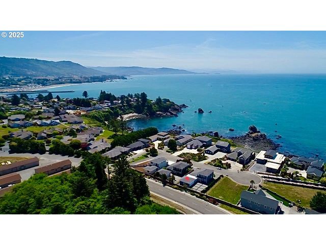 842 CHETCO POINT Ter, Brookings, OR 97415