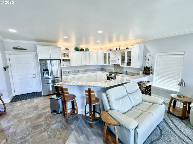 842 CHETCO POINT Ter, Brookings, OR 97415