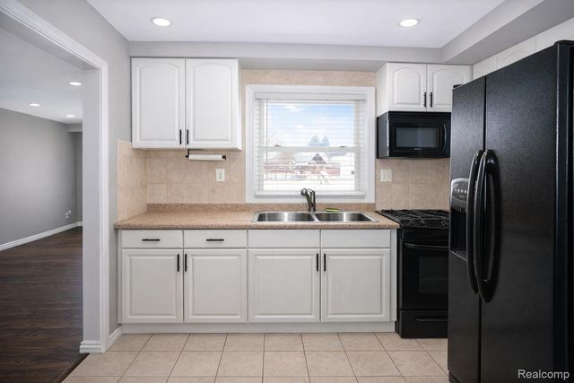 8373 McKinley, Center Line, MI 48015