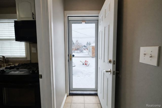 8373 McKinley, Center Line, MI 48015