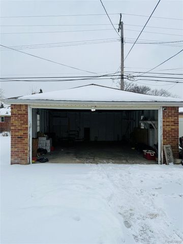 8373 McKinley, Center Line, MI 48015