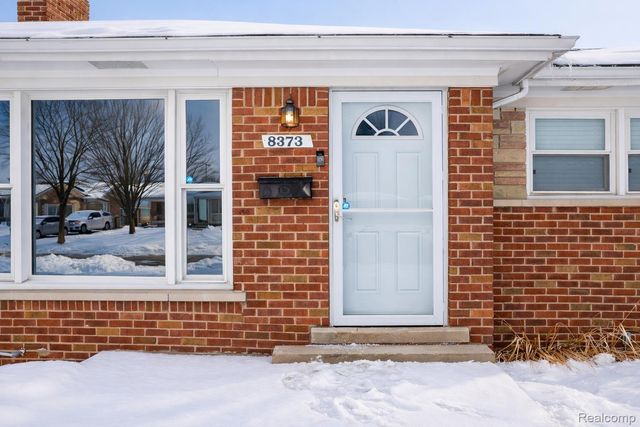 8373 McKinley, Center Line, MI 48015