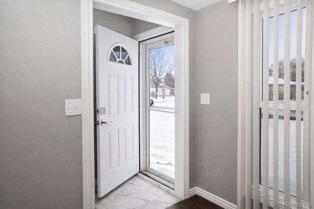 8373 McKinley, Center Line, MI 48015