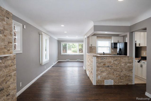 8373 McKinley, Center Line, MI 48015