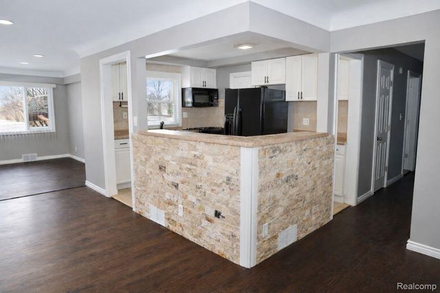 8373 McKinley, Center Line, MI 48015