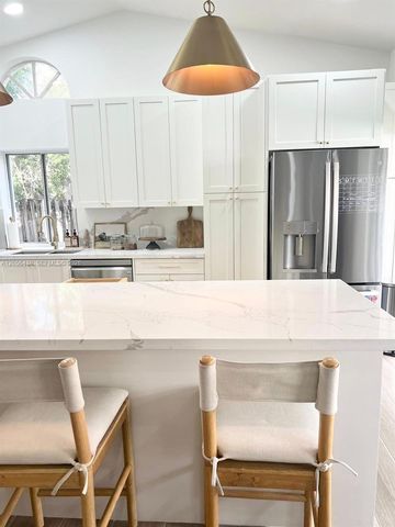 1285 Seagrape Cir, Weston, FL 33326