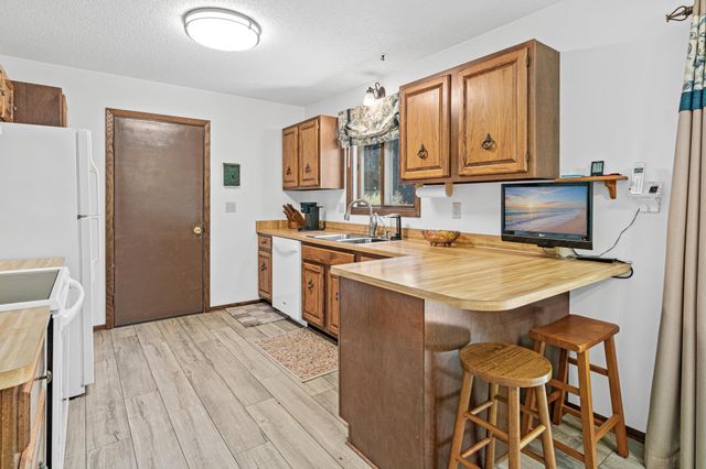 6321 Edgemont Circle N, Brooklyn Park, MN 55428