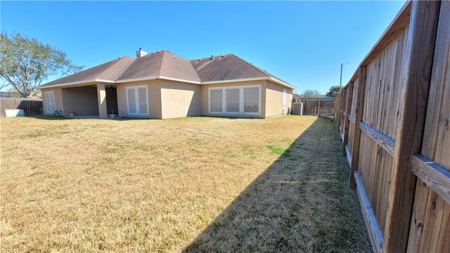 1818 Amos Ct, Corpus Christi, TX 78418