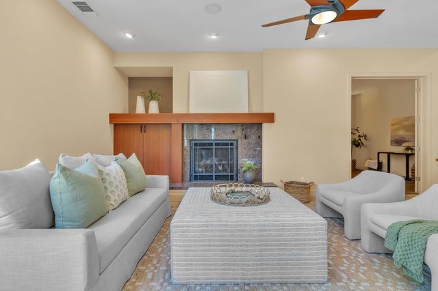 8 Kathy Ct, Sacramento, CA 95831