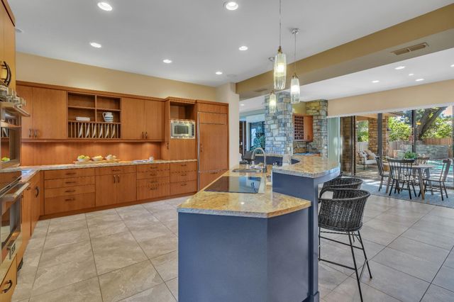 8 Kathy Ct, Sacramento, CA 95831