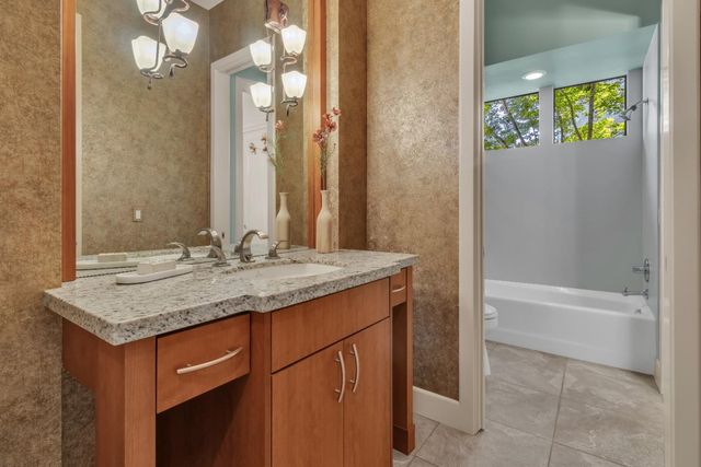 8 Kathy Ct, Sacramento, CA 95831