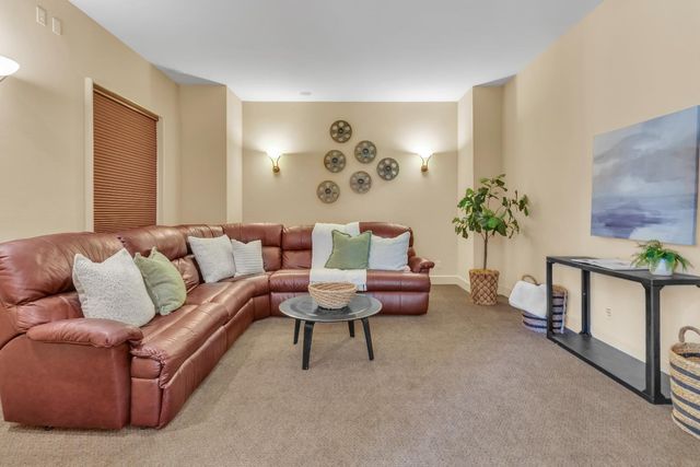 8 Kathy Ct, Sacramento, CA 95831