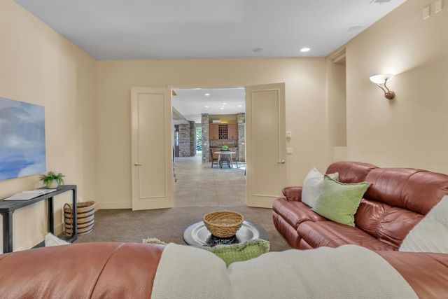 8 Kathy Ct, Sacramento, CA 95831