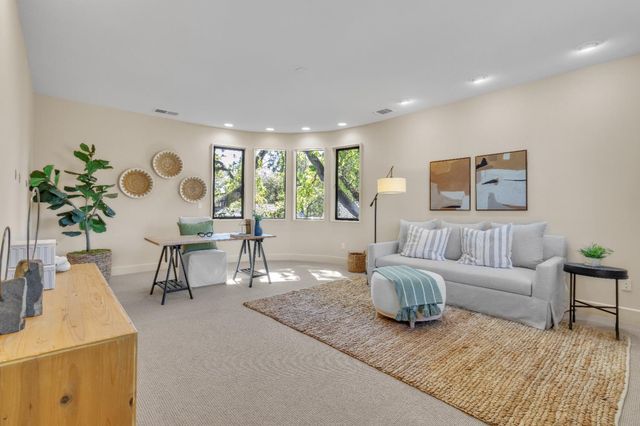 8 Kathy Ct, Sacramento, CA 95831