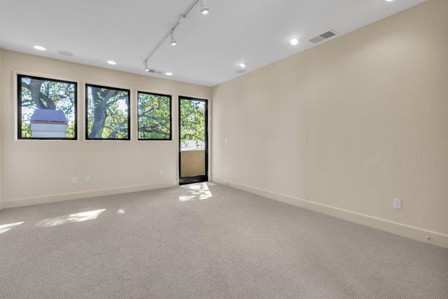 8 Kathy Ct, Sacramento, CA 95831