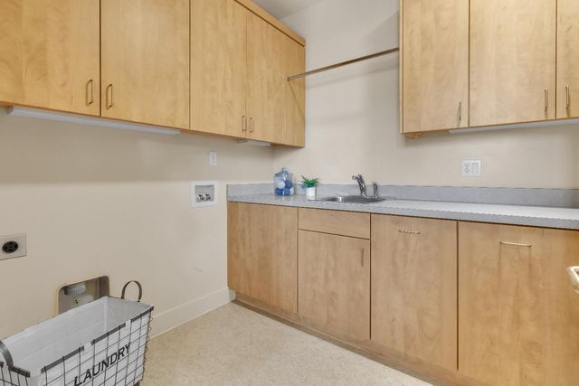 8 Kathy Ct, Sacramento, CA 95831