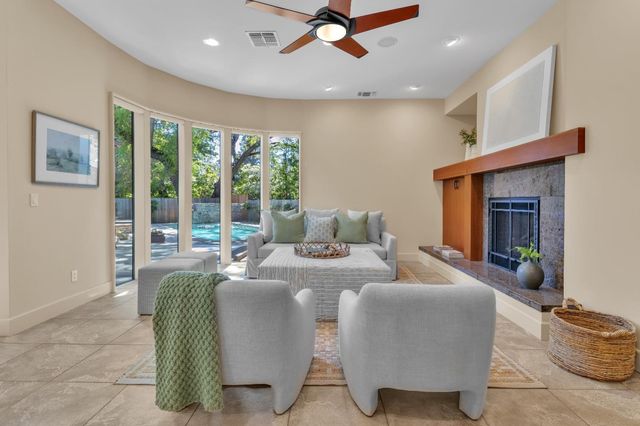 8 Kathy Ct, Sacramento, CA 95831