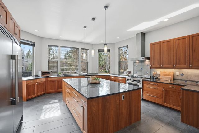 2538 NW Hosmer Lake Drive, Bend, OR 97702