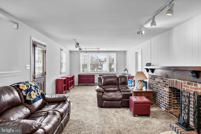 207 FARMINGTON RD, Delran, NJ 08075