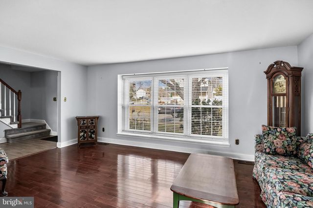 207 FARMINGTON RD, Delran, NJ 08075