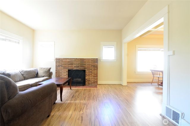 2138 N 50 Street, Seattle, WA 98103