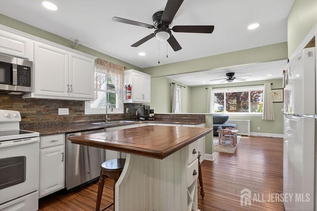 49 S 2nd Street S, Fords, NJ 08863