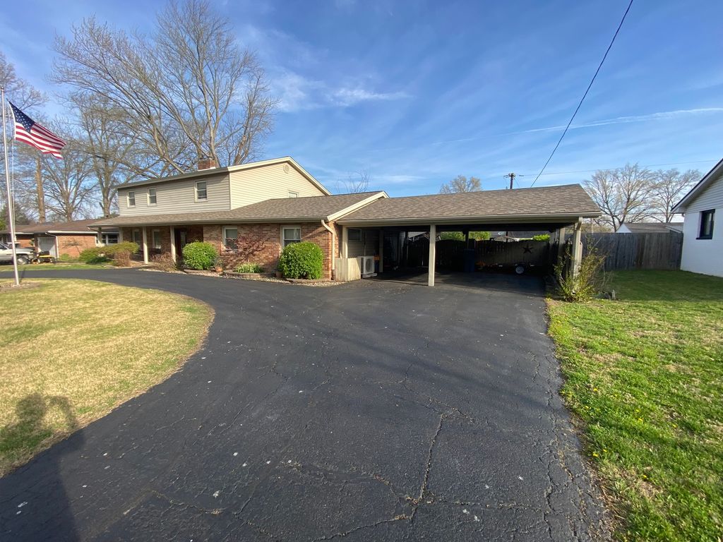 Image 2 of property listing at 1230 E Calumet Street, Centralia, IL 62801