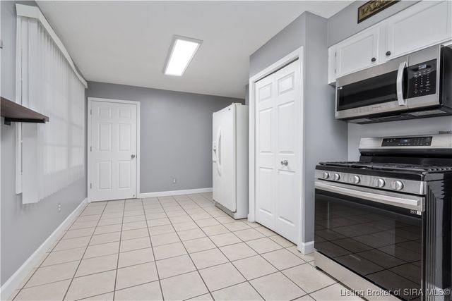 921 Camelot Court, Jeffersonville, IN 47130