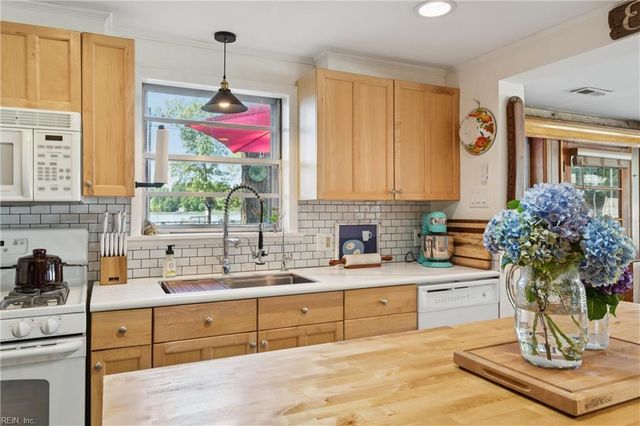 679 Shore DR, Hartfield, VA 23071