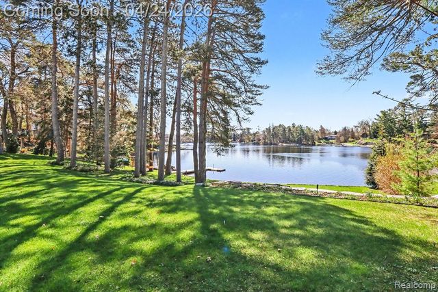 1085 Abseguami Trail, Lake Orion, MI 48362